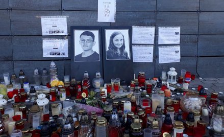 Kwiaty i znicze dla Jána Kuciaka i jego narzeczonej Martiny Kušnirovej pod redakcją Aktuality.sk, w 