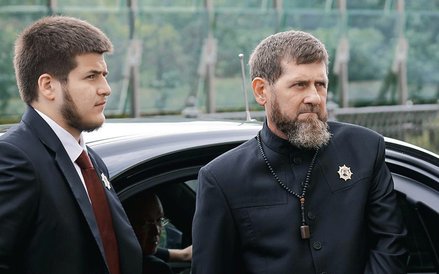 Adam Kadyrow (z lewej) jest najpoważniejszym kandydatem do objęcia władzy w Czeczenii po ojcu Ramzan