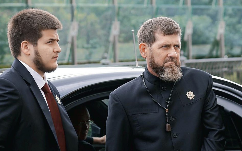 Adam Kadyrow (z lewej) jest najpoważniejszym kandydatem do objęcia władzy w Czeczenii po ojcu Ramzan