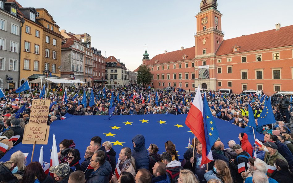 Demonstracja w obronie obecności Polski w Unii Europejskiej po decyzji Trybunału Konstytucyjnego Jul