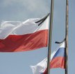 Opuszczone żałobnie flagi w Katyniu, 10 kwietnia 2010 r.