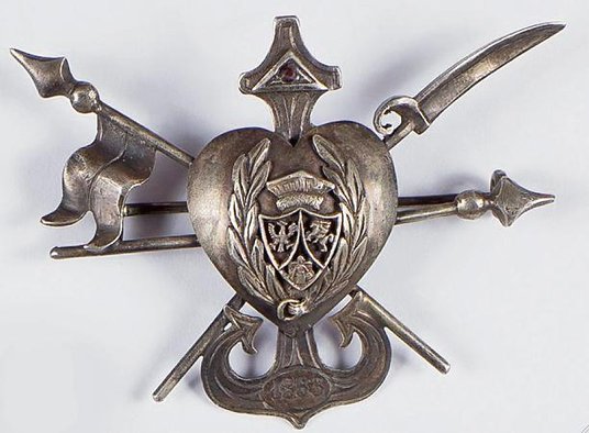 Do 10,5 tys. zł wylicytowano niepozorną broszkę z Powstania Styczniowego. Cena wywoławcza wynosiła 1