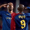 Thierry Henry (z lewej) i Samuel Eto’o. Obydwaj strzelili po jednym golu. Tak rozpędzoną Barcelonę t