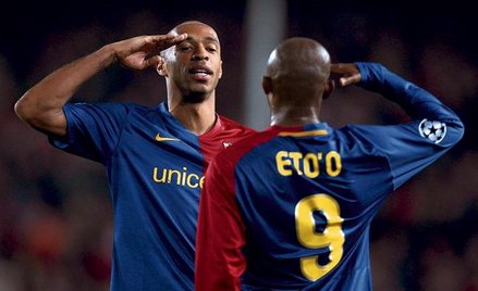 Thierry Henry (z lewej) i Samuel Eto’o. Obydwaj strzelili po jednym golu. Tak rozpędzoną Barcelonę t