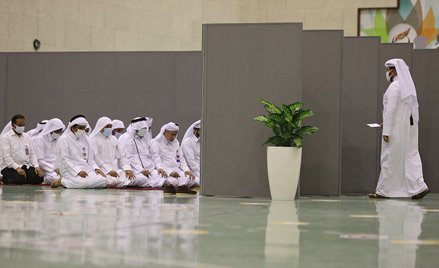 Katarczycy, modlący się w lokalu wyborczym w stolicy kraju, Dosze