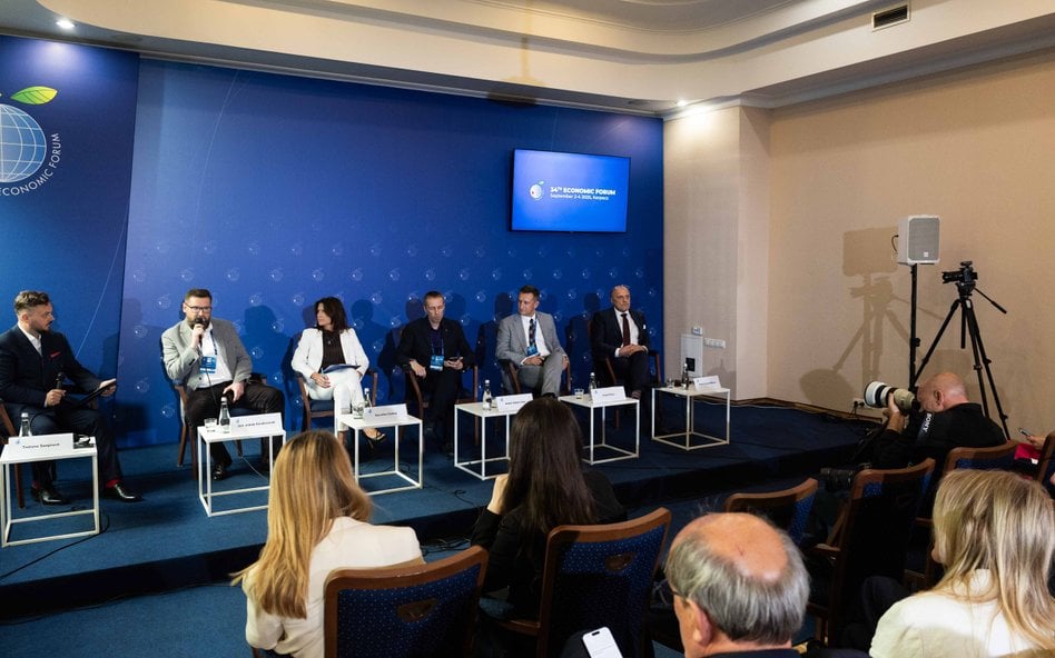 Uczestnicy debaty „Technologia i ekonomia: sztuka łączenia sił dla rozwoju”