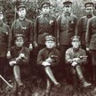 Oddział operacyjny NKWD wykonujący egzekucje w okolicach Dołbysza na sowieckiej Ukrainie. Fot. z arc