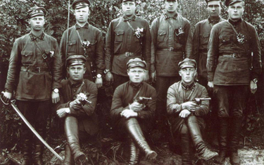 Oddział operacyjny NKWD wykonujący egzekucje w okolicach Dołbysza na sowieckiej Ukrainie. Fot. z arc