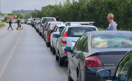 Kolejka samochodów do stacji benzynowej na okupowanym Krymie