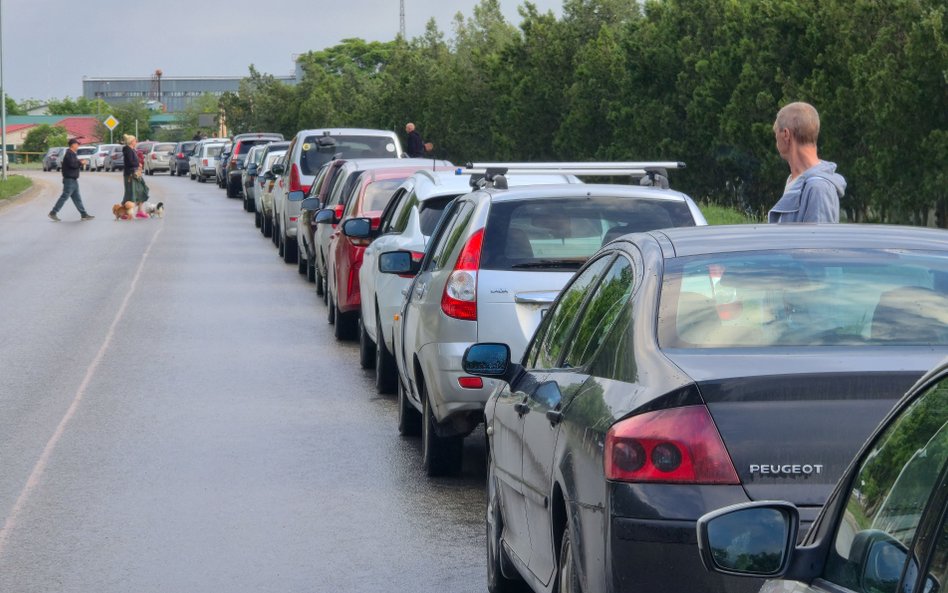 Kolejka samochodów do stacji benzynowej na okupowanym Krymie
