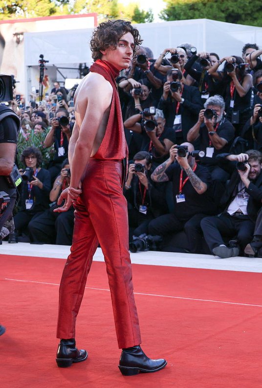 Timothée Chalamet podczas festiwalu w Wenecji w 2022 roku. Kreacja bez pleców projektu Haidera Acker
