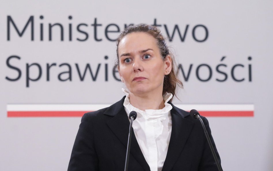 Wiceminister sprawiedliwości Maria Ejchart podczas briefingu prasowego w siedzibie resortu w Warszaw