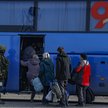 Rosyjscy żołnierze kontrolujący wsiadanie do autobusu cywilów ewakuowanych z Azowstalu w Mariupolu
