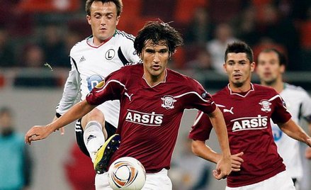 Miroslav Radović (z tyłu) strzelił w pierwszym meczu z Rapidem zwycięską bramkę dla Legii