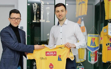 Leszek Bartnicki (z lewej) z nowym piłkarzem Motoru Radosławem Kursą.