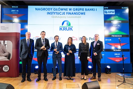Laureaci nagrody głównej za najlepszy raport roczny w grupie banki i instytucje finansowe to Kruk, B