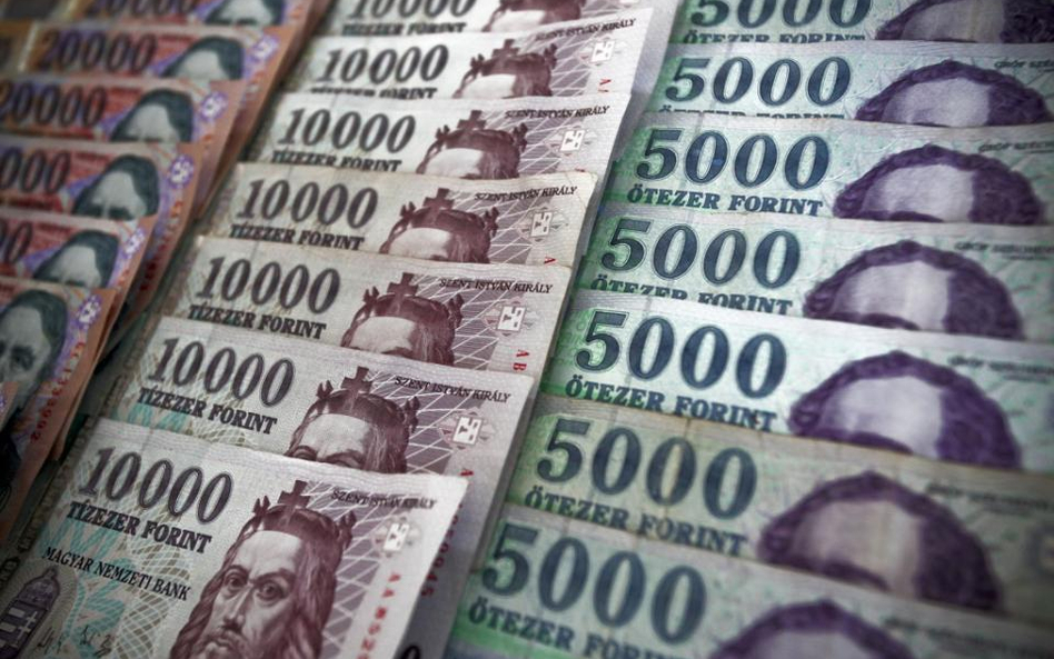 Złoty traci przez forinta
