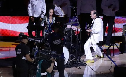 Carlos Santana z żoną Cindy Blackman na koncercie w czasie finałów NBA, 5 czerwca 2016. Fot. Ezra Sh