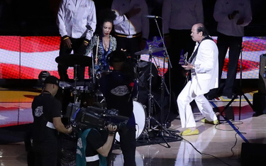 Carlos Santana z żoną Cindy Blackman na koncercie w czasie finałów NBA, 5 czerwca 2016. Fot. Ezra Sh