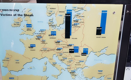 Mapa przedstawiająca liczbę ofiar Holokaustu w poszczególnych państwach Europy na wystawie w muzeum 