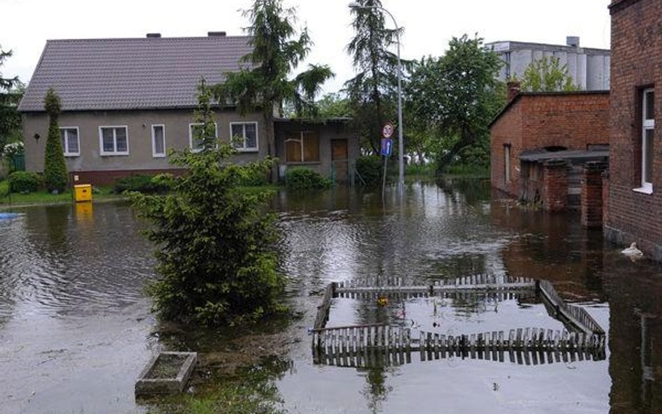 Woda opada, teraz groźniejsze będą bakterie