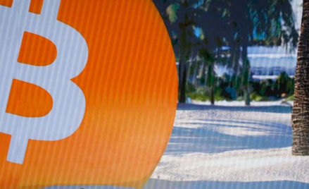Bitcoin wraca nad 60 tys. USD