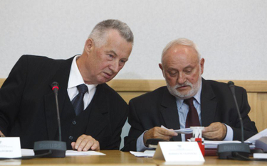 Przewodniczący PKW Stefan Jaworski (z lewej) i sekretarz Kazimierz Czaplicki