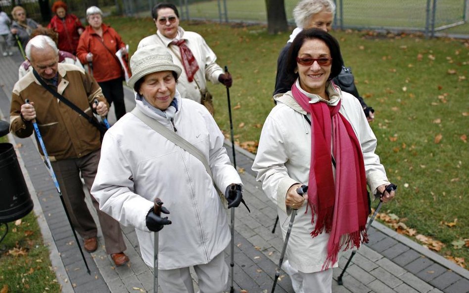 Już nie tylko nordic walking. Seniorzy coraz częściej... ćwiczą na siłowni