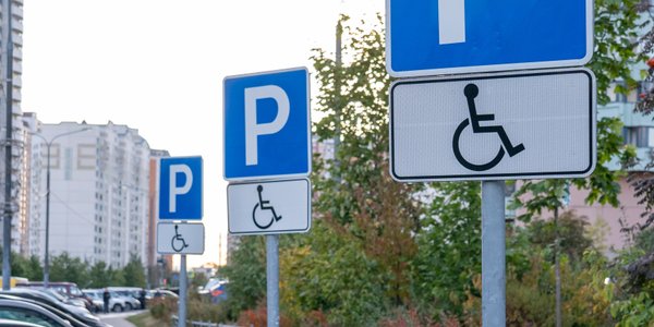 Z orzeczeniem o niepełnosprawności należy się karta parkingowa. Ważne zasady w 2926 roku