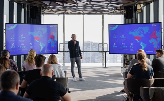 Prezes Łukasz Habaj przedstawił swoją firmę: Esky.pl działa od 20 lat, obecny jest na 50 rynkach, za