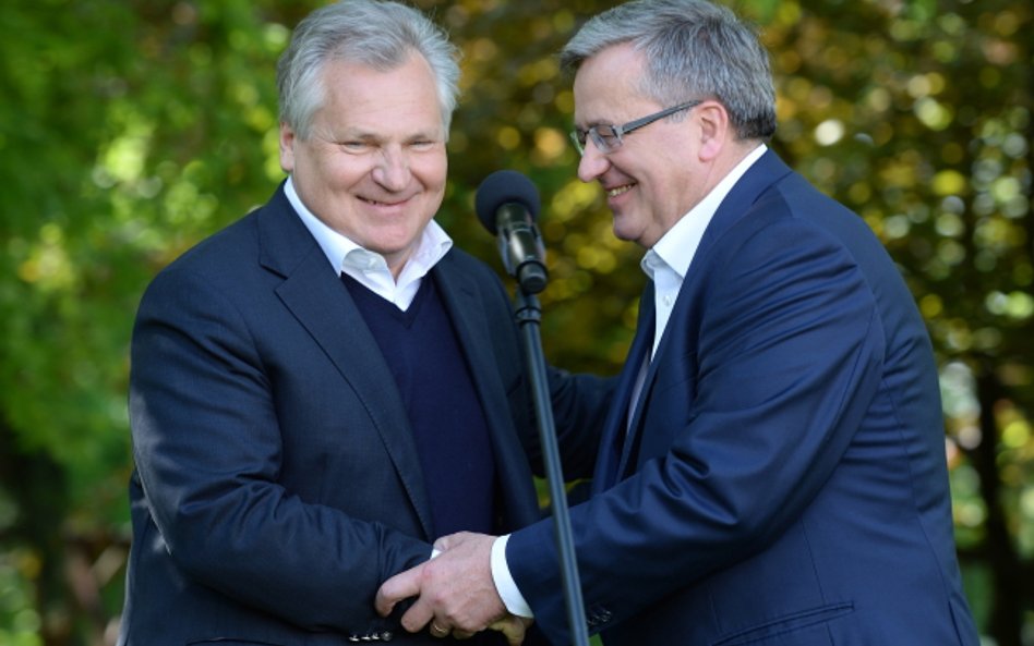 Prezydent RP Bronisław Komorowski i były prezydent RP Aleksander Kwaśniewski podczas oświadczenia dl