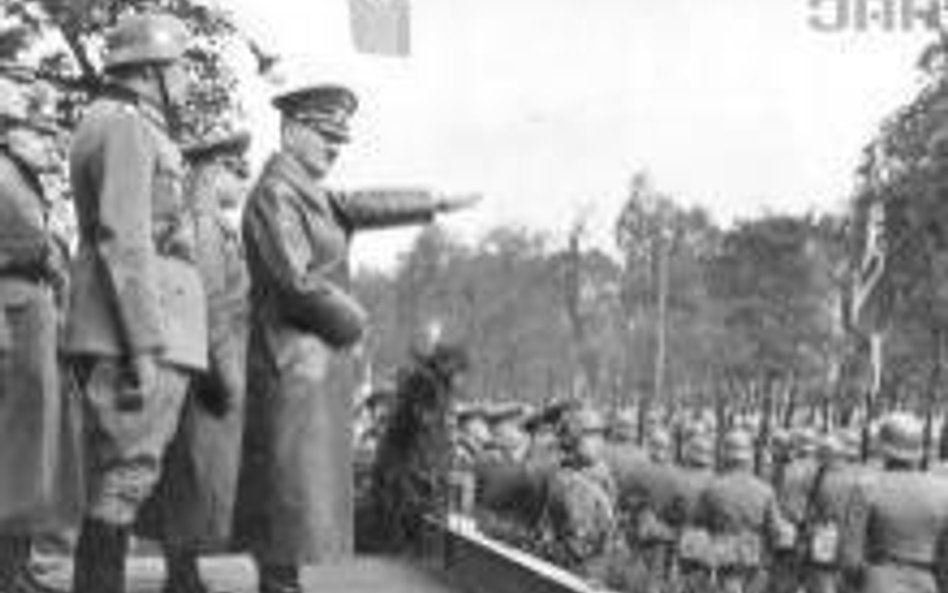Adolf Hitler przyjmuje defiladę wojsk niemieckich w Alejach Ujazdowskich w Warszawie. 05.10.1939. Fo