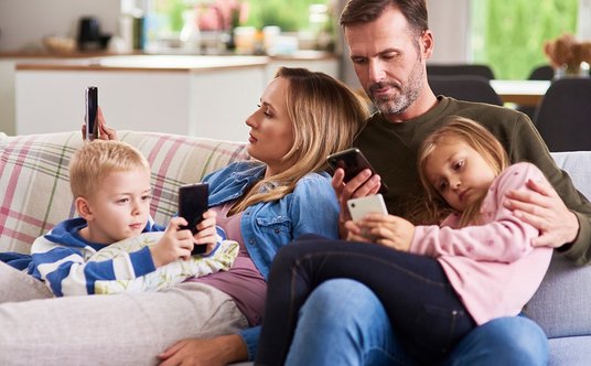 Dorośli powinni się przyjrzeć własnym nawykom. Ich cyfrowa codzienność – podobnie jak u dzieci – mie