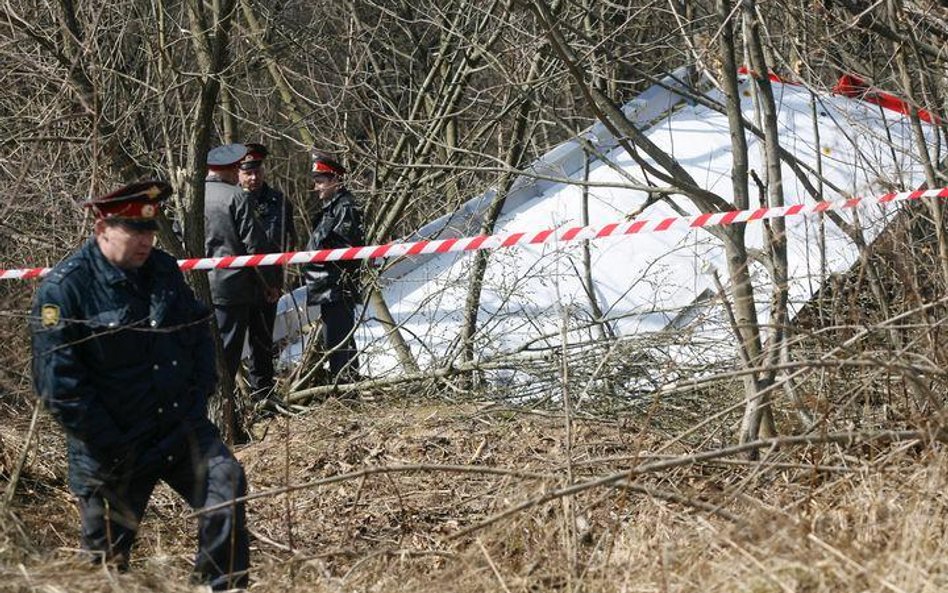 Szczątki prezydenckiego tupolewa w lesie pod Smoleńskiem