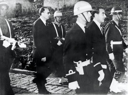 Adnan Menderes (drugi z&nbsp;prawej) został osądzony i&nbsp;stracony przez powieszenie 17 września 1