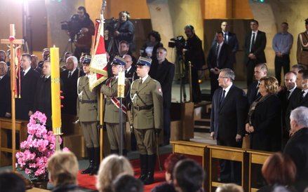 Prezydent Bronisław Komorowski z małżonką Anną i marszałek Sejmu Radosław Sikorski, podczas mszy świ