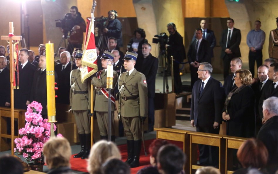 Prezydent Bronisław Komorowski z małżonką Anną i marszałek Sejmu Radosław Sikorski, podczas mszy świ