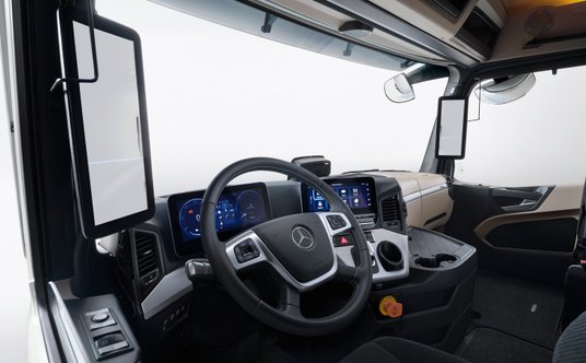 Wnętrze kabiny elektrycznego Actrosa A600.