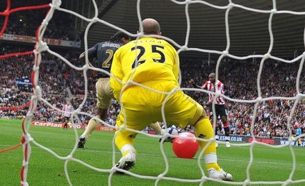 Piłka strzela gola, liderzy tracą punkty