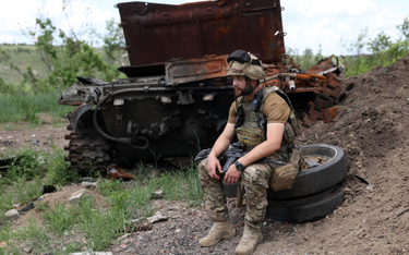 Ukraiński żołnierz na pozycji w pobliżu Lisiczańska w obwodzie ługańskim