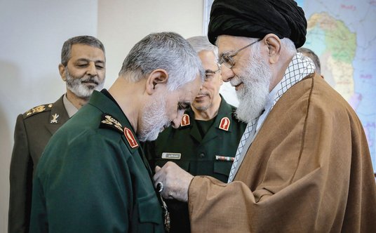 Najwyższy przywódca Islamskiej Republiki Iranu ajatollah Ali Chamenei odznacza gen. Kasema Sulejmani