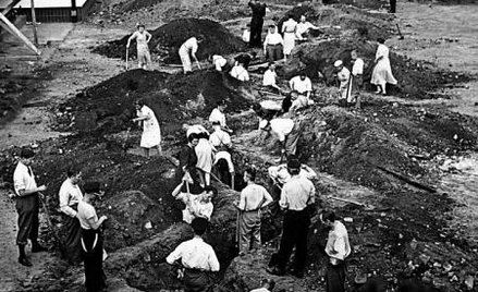 Kopanie rowów obok I Komisariatu Policji. Zygzak miał służyć osłabieniu fali uderzeniowej przy upadk