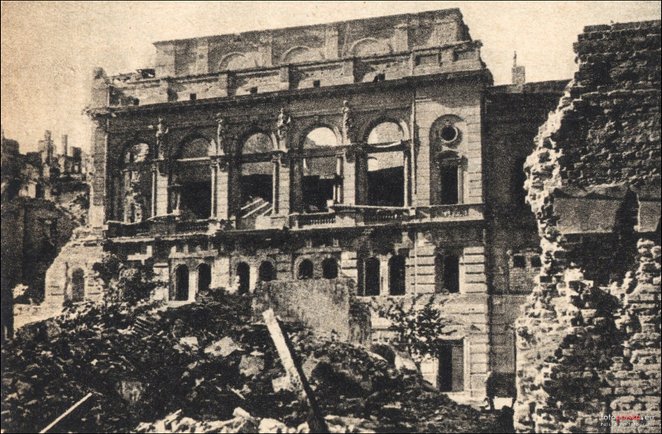 Filharmonia ucierpiała już we wrześniu 1939 roku; zbombardowany budynek spłonął. Choć stracił wystró