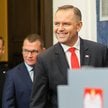 Prezydent RP Karol Nawrocki (P) przed rozpoczęciem poniedziałkowej konferencji prasowej w Pałacu Pre