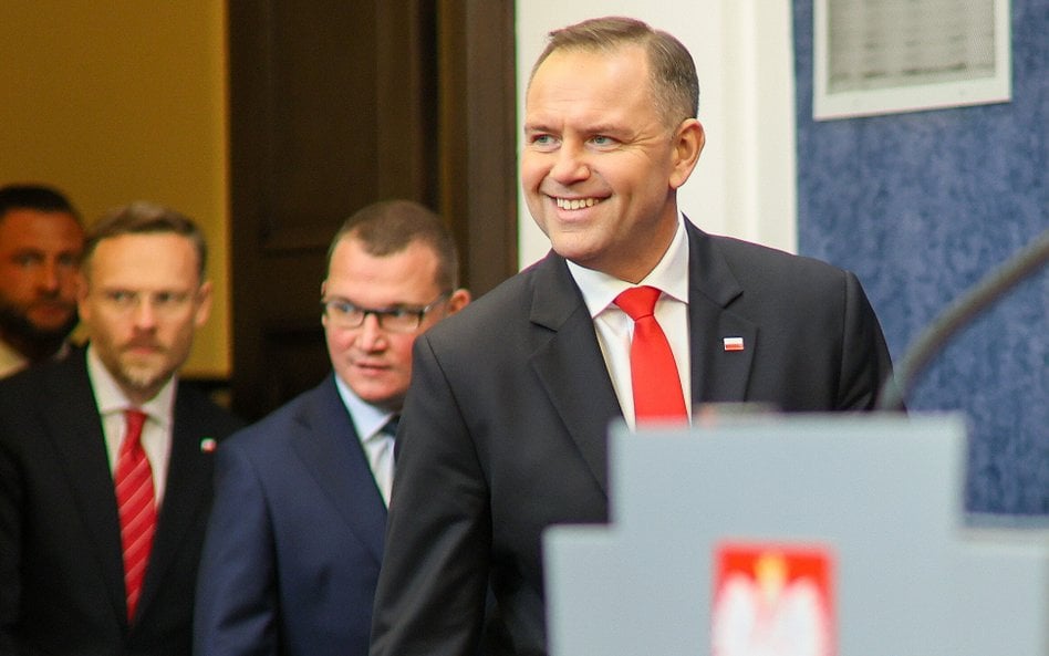 Prezydent RP Karol Nawrocki (P) przed rozpoczęciem poniedziałkowej konferencji prasowej w Pałacu Pre