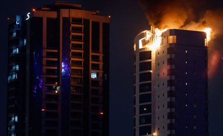 Skutki uderzenia iranskiego drona w budynek w stolicy Bahrajnu, Manamie