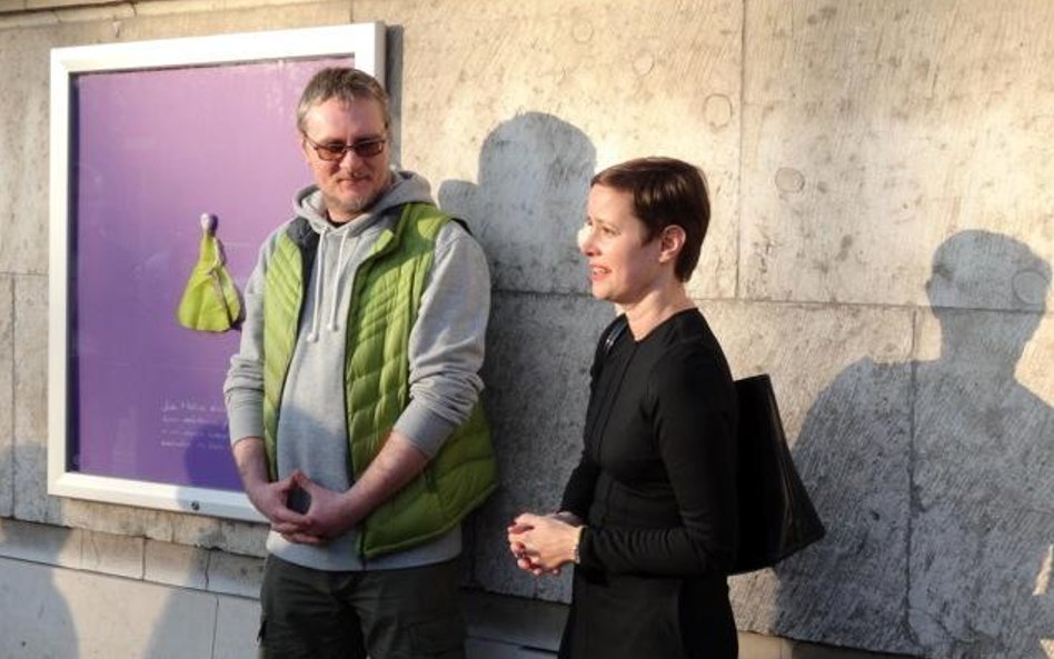 Artystka na wernisażu