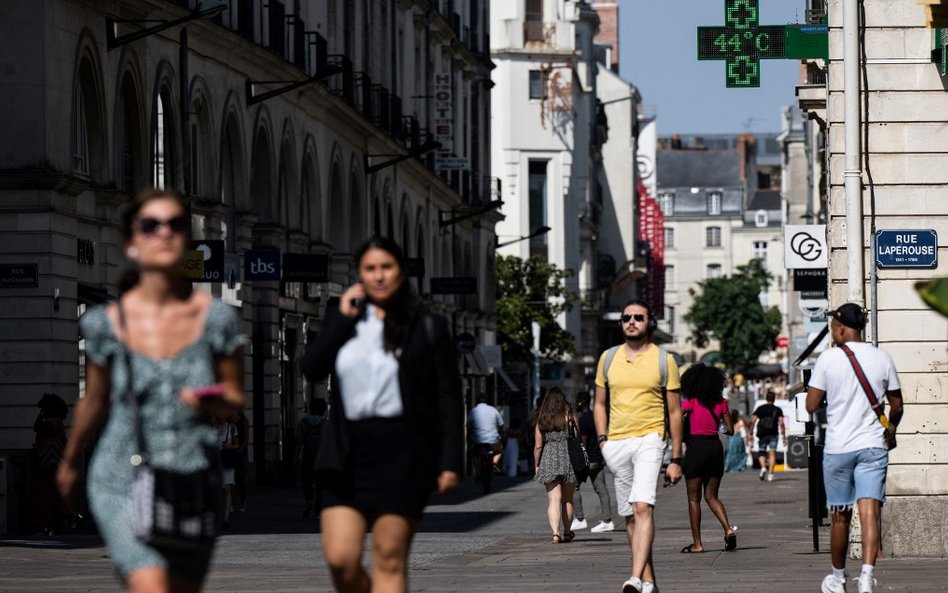 Francja ukarze sklepikarzy, którzy uruchamiają klimatyzację przy otwartych drzwiach