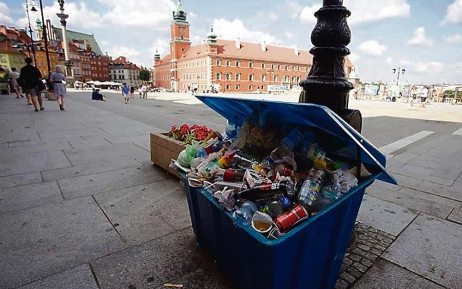 Śmieci od mieszkańców odbierają gminy w zamian za opłatę