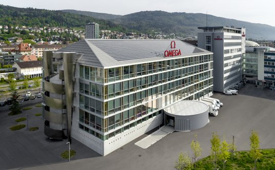 Budynek Omegi, a w tle – Bienne.